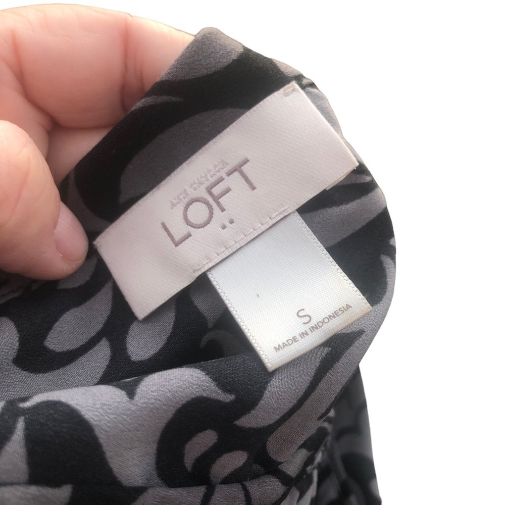 Ann Taylor Loft Dark Floral Blouse size Small - Picture 2 of 9